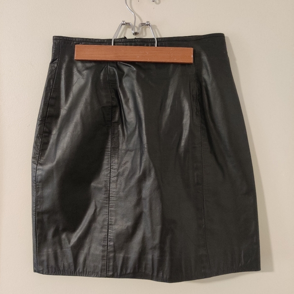 Byrne's & Baker Black Leather Mini Skirt, size 8 - Picture 1 of 5